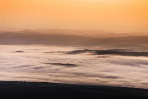 Мирный пейзаж с горным хребтом живописный вид и утренний туман на восходе солнца — стоковое фото