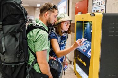Istanbul, Türkiye - 10 Eylül 2017: Çift bilet makinesine bir metro istasyonu, bir Istanbul kartı satın yolcuları.