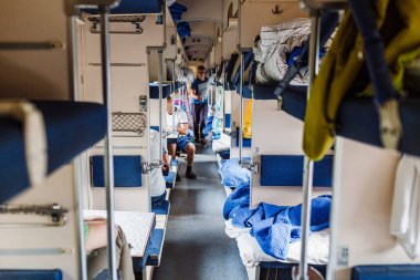 09 Eylül 2017, Ufa, Başkurdistan: uyumak için yataklar ile tipik Rus uzun mesafe Rzd tren iç