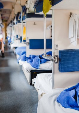 09 Eylül 2017, Ufa, Başkurdistan: uyumak için yataklar ile tipik Rus uzun mesafe Rzd tren iç