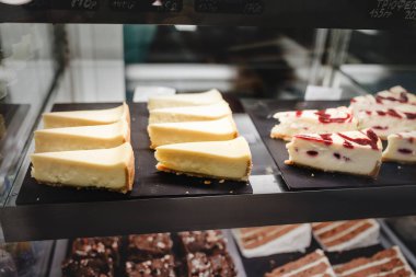 Farklı güzel ve lezzetli cheesecakes ekran durumda Cafe