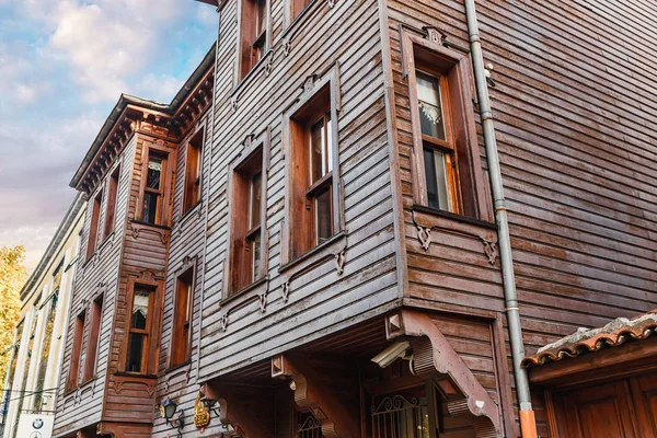 ISTANBUL, TURKEY - SEPTEMBER 10, 2017: Old wooden architecture of historical buildings in the tourist area of Fatih — Stock Photo, Image