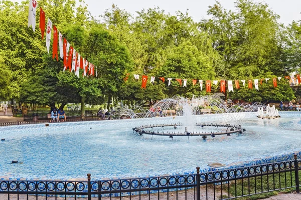 Zomer park Kadirga in Istanbul met Turkse vlaggen en rust mensen — Stockfoto