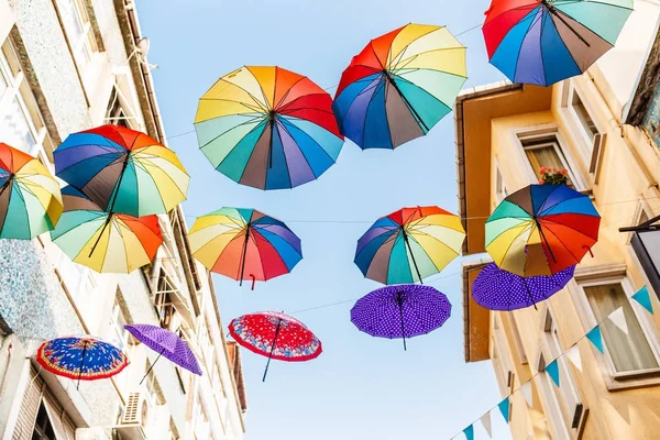 Paraguas coloridos en el cielo como decoración de calles en Estambul —  Fotos de Stock