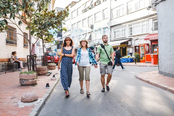Jovem companhia de três amigos felizes viajando e caminhando na cidade de Istambul — Fotografia de Stock