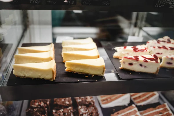 Farklı güzel ve lezzetli cheesecakes ekran durumda Cafe