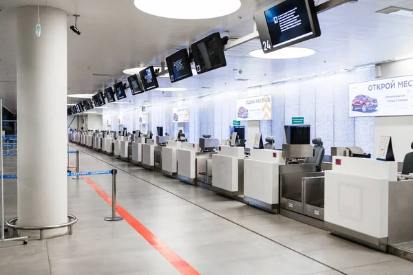 09 SEPTEMBER 2017, KURUMOCH KUF AIRPORT, SAMARA, RUSSIA: empty airport check-in counter waiting for passengers — Stock Photo, Image