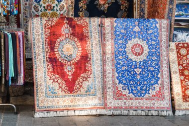 İki renkli ipek halı ve kilim Istanbul Bazar, Türkiye'deki mağazasında