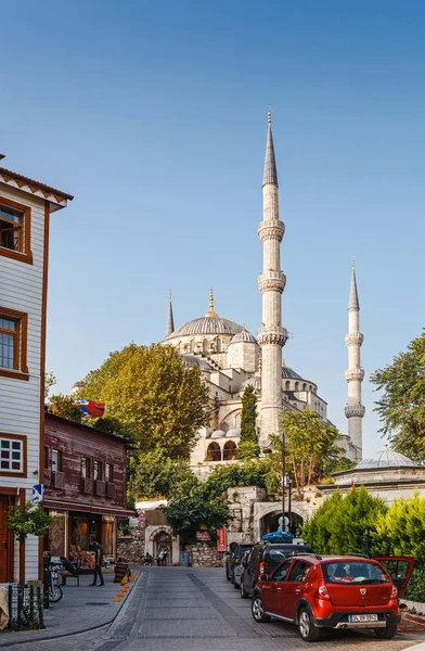 Istanbul, Türkei - 10. September 2017: vertikales Foto einer blauen Moschee mit Minaretten und einer Straße mit Autos — Stockfoto