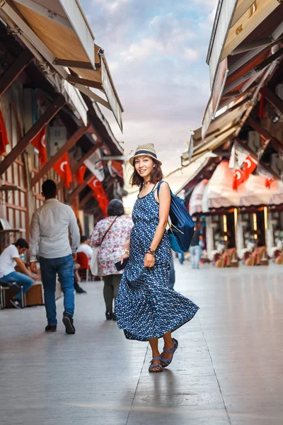 Istanbul, Türkiye'de eski Hatıra pazarda yürüyen genç kız turizm — Stok fotoğraf