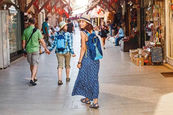 Chica joven turística caminando en el antiguo mercado de souvenirs en Estambul, Turquía —  Fotos de Stock