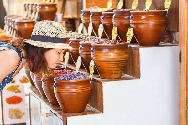 Улыбающаяся европейская клиентка выбирает чай или специи на открытом рынке Стамбула Bazaar, Турция — стоковое фото