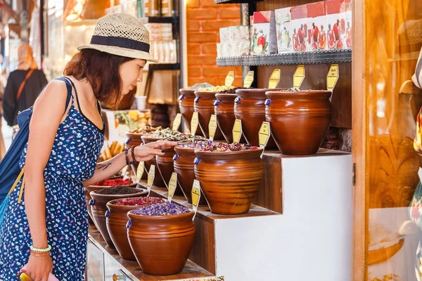 微笑欧洲女性客户选择茶或香料在室外伊斯坦布尔市场集市，土耳其购物概念 — 图库照片