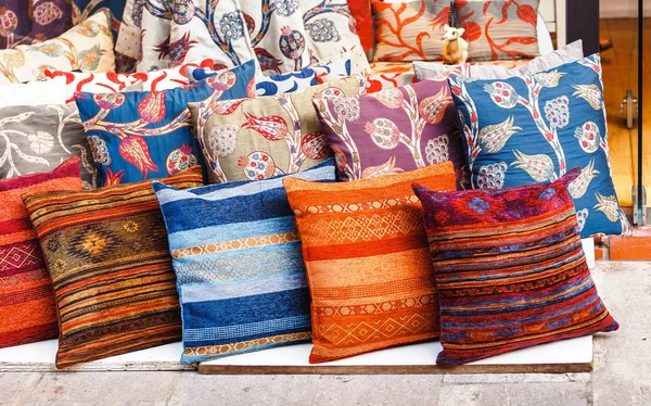Türk pazarında satış Kontuarı, renkli Arapça yastıklar