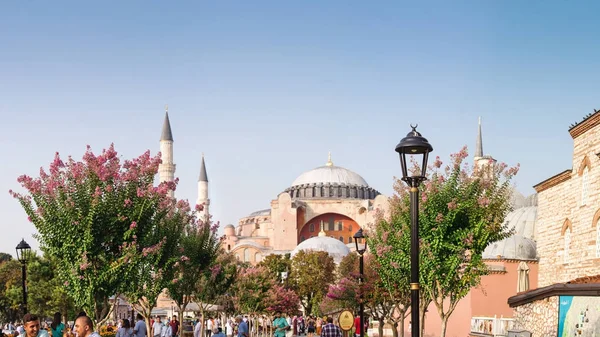 ISTANBUL, TURQUÍA - 10 DE SEPTIEMBRE DE 2017: Principales atracciones turísticas en Estambul - Mezquita de Santa Sofía e iglesia antigua, Turquía — Foto de Stock
