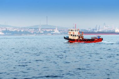 Istanbul, Türkiye - 10 Eylül 2017: Küçük gemi işçilerin Boğaziçi Boğazı arasında insanlar taşıdığının
