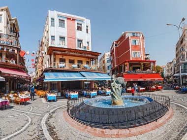 Istanbul, Türkiye - 11 Eylül 2017: Kare, çok sayıda restoran ve Çeşme Kumkapı İstanbul bölgesinde