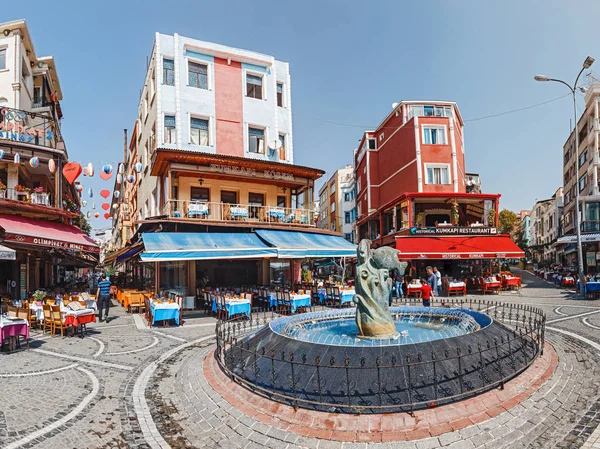 ISTANBUL, TURQUÍA - 11 de septiembre de 2017: Plaza con muchos restaurantes y fuentes en el distrito Kumkapi de Estambul —  Fotos de Stock