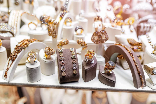 Set di gioielli preziosi di lusso in vendita nel negozio — Foto Stock