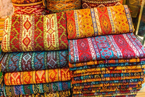 Разнообразные традиционные красочные и винтажные восточные ткани и ковры для продажи на рынке Гранд Базар — стоковое фото