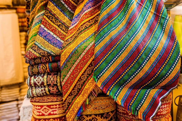 Various traditional colorful and vintage turkey oriental fabrics and rugs for sale at Grand Bazar market — Stock Photo, Image