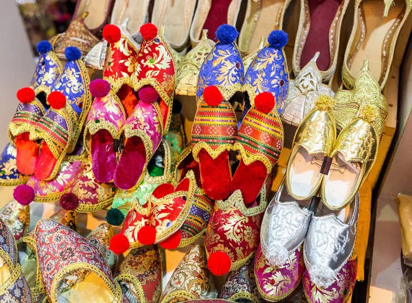 Красочные турецкие тапочки на рынке сувениров Bazar — стоковое фото