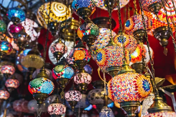 Красочные мозаичные старинные турецкие лампы в качестве сувенира на местном рынке — стоковое фото
