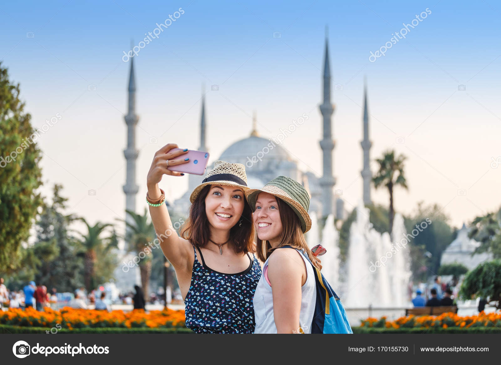 Звезды в стамбуле. Туристы в Турции. Турция туризм. Стамбул туристы. Счастливые туристы в Стамбуле.