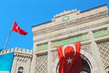 11 Eylül 2017, Türkiye, Istanbul: Istanbul Üniversitesi, Beyazıt Meydanı ana giriş tarihi kapısı panoramik manzaralı. Eğitimde Türkiye kavramı