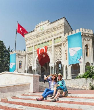 Istanbul Üniversitesi Beyazıt meydanında ana girişine yakın merdivenlerde oturan iki kız arkadaşlar öğrenci. Eğitimde Türkiye kavramı