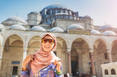Süleymaniye Camii, din ve turist kavramı avluda poz Türkiye'de mutlu çekici Müslüman kadın seyahat.