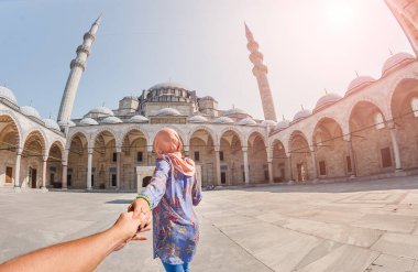 Takip et beni. Bir eşarp Müslüman bir kadın arkadaşıyla Türk Camii Süleymaniye, seyahat ve din kavramı yol açar..