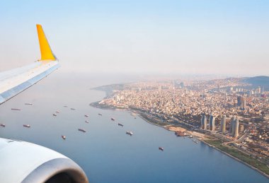 Türkiye'de Istanbul Marmara Denizi ve Haliç bay üzerinde uçan uçaktan deniz manzarası havadan görünümü