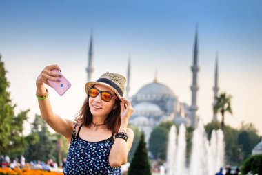 Şapka ve güneş gözlüğü selfie arka planda Sultanahmet Camii, Istanbul, seyahat ve tatil Türkiye kavram smartphone yapma mutlu kadın
