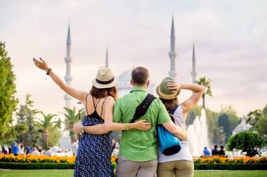 Sarılma ve Istanbul büyük mavi camide arıyorum arkadaş grubu. Öğrenci Seyahat Türkiye kavramında