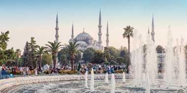 Istanbul, Türkiye - 10 Eylül 2017: Sultanahmet Camii Sultan Ahmet Çeşmesi ve parkta oturan insanlar ile. Istanbul, Türkiye