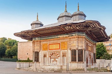 Güzel mimari yapı Fountain of Sultan Ahmed III, panoramik Topkapı Sarayı yakınında
