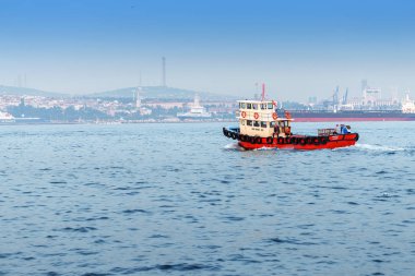 Istanbul, Türkiye - 10 Eylül 2017: Küçük gemi işçilerin Boğaziçi Boğazı arasında insanlar taşıdığının
