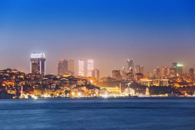 Işıklı kuleleri ve skyscappers sahil alınan istanbul'da gece görünümü