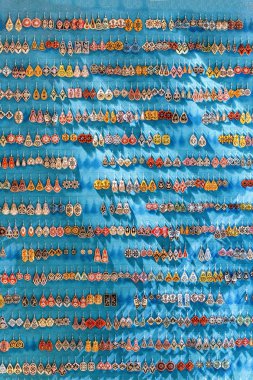 Birçok renkli el yapımı Fas küpe Istanbul pazarında Satılık