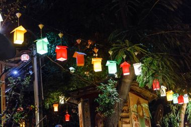 Kuş yuvası şeklinde gece restoranda kağıt fenerler