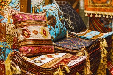 Birçok renkli halı ve halı mağaza Istanbul caddesinde Satılık