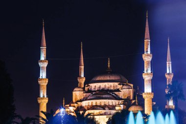 Istanbul, Türkiye'de gece Sultanahmet Camii görünümünü yakın çekim