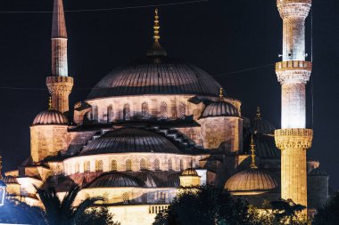 Istanbul, Türkiye'de gece Sultanahmet Camii görünümünü yakın çekim