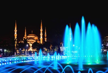 Sultanahmet Camii Istanbul, Türkiye'de arka plan üzerinde renkli ışıklı çeşme