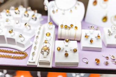 Taşlar ile birçok farklı pahalı mücevher