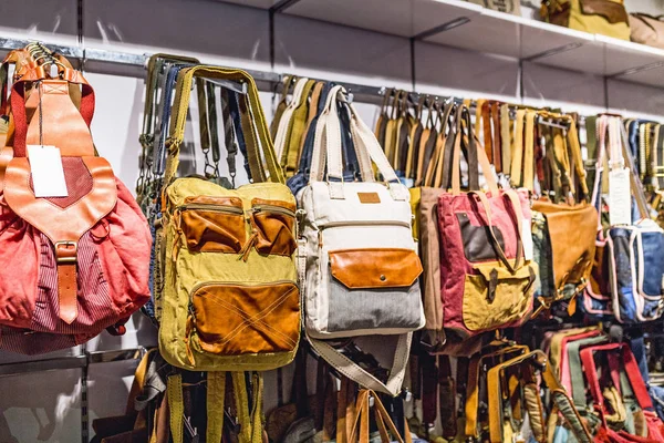 Много различных стильных винтажных рюкзаков для хипстеров стоял на рынке стенд — стоковое фото