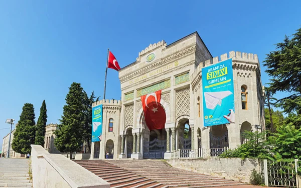 11 SEPTEMBER 2017, TURKEY, ISTANBUL: Panoramic view of the main entrance historical gate of Istanbul University on Beyazit Square. Education in Turkey concept — Stock Photo, Image