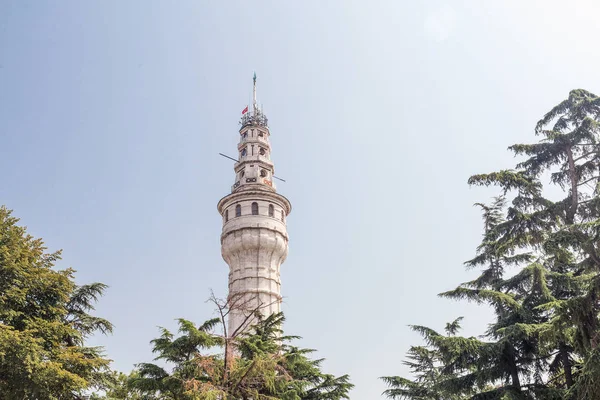 Beyazit Tower near the main campus of Istanbul University is a main Historical symbol of Istanbul — Stock Photo, Image
