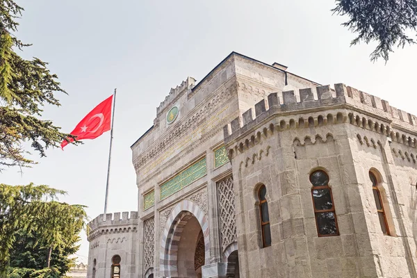 Вид на главные исторические ворота Стамбульского университета на площади Беязит. Концепция образования в Турции — стоковое фото